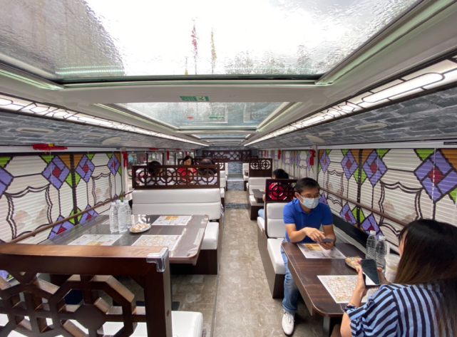 广州首辆双层"移动餐厅"巴士发车