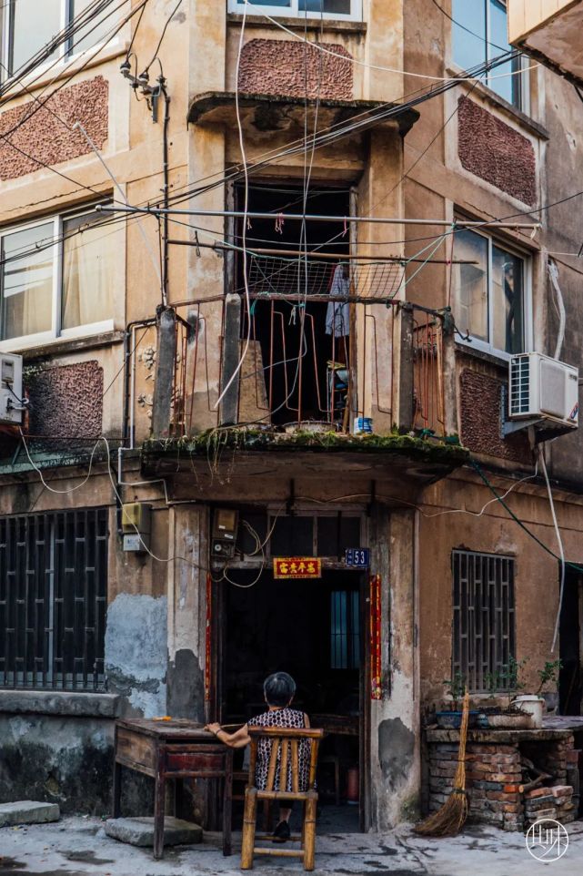 作为杜桥百年历史的物质载体,柴爿巷记录和传承着当地民风民俗.