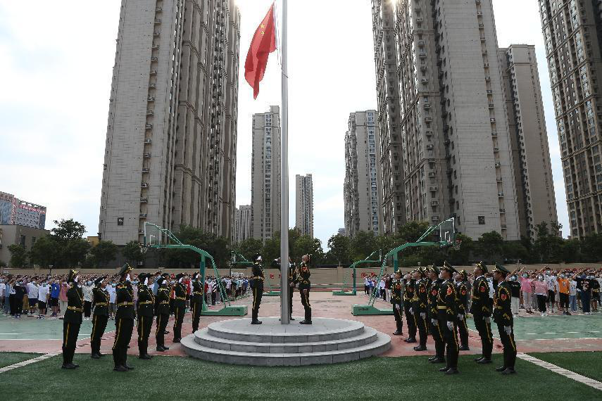 郑州一中教育集团紫荆中学举行2022-2023学年上学期开学典礼_腾讯新闻