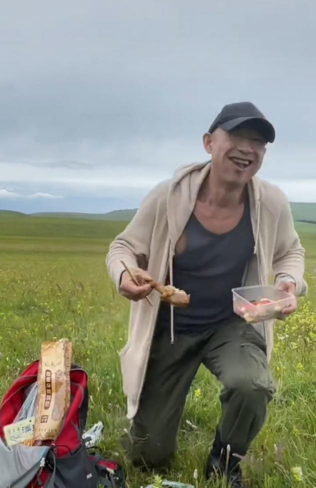 了几口鸡腿之后,江水直接站了起来,里面穿着的小背心隐约可见肌肉线条