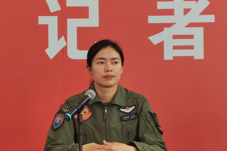 中国首批歼击机女飞何晓莉答南都:希望新飞行学员勇于追梦_腾讯新闻