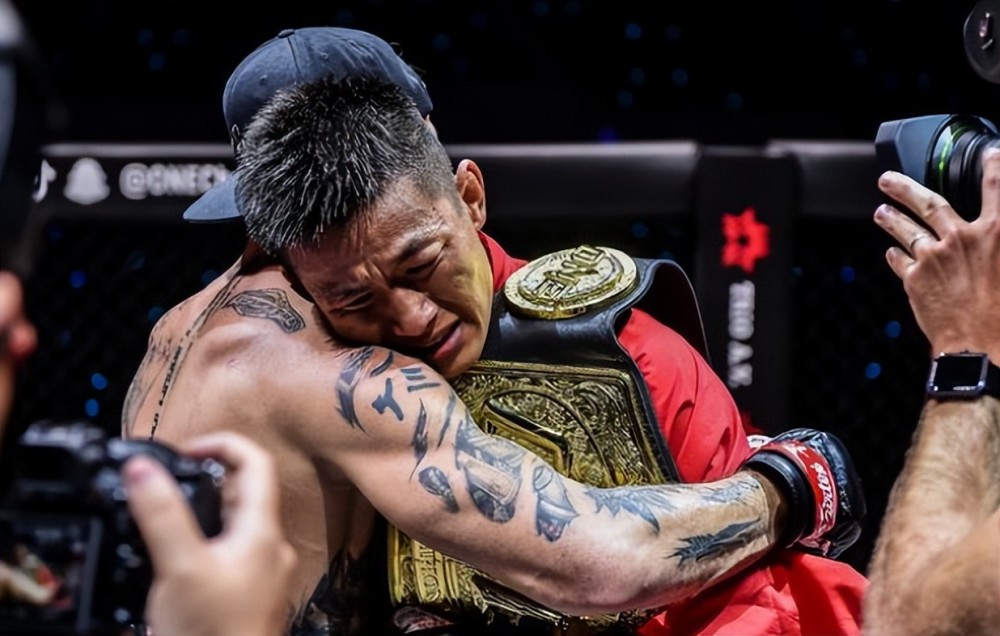 中国首位男子mma世界冠军诞生:战满5个回合 披国旗喜极而泣_腾讯新闻