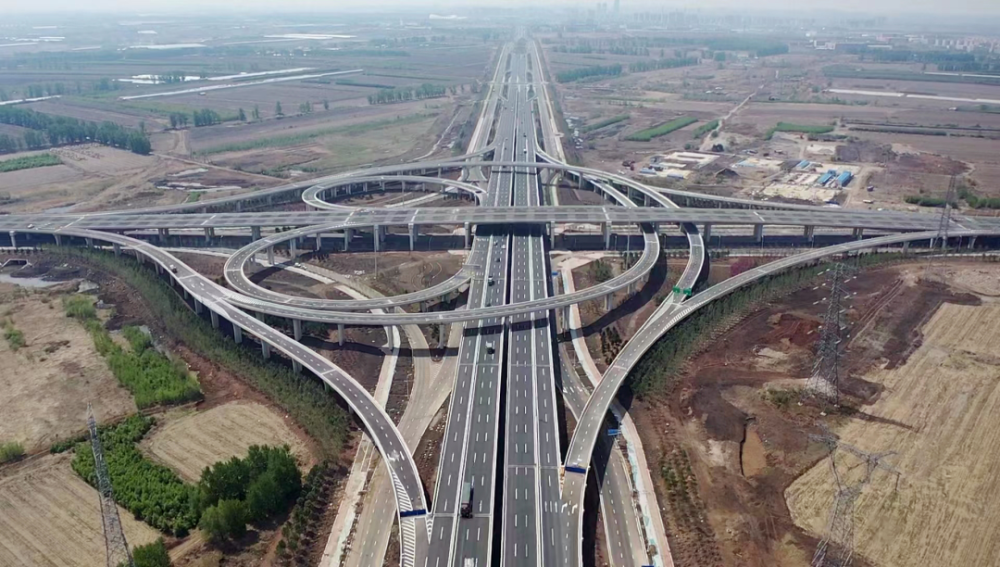 长春新区外部"三路七桥"西接京哈高速北联102国道通车后打通了我市