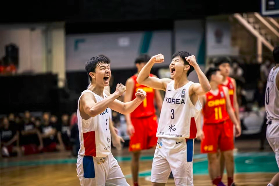 中国男篮再现丑陋比赛,国青队遭19分大逆转,媒体人:记住这一幕_腾讯