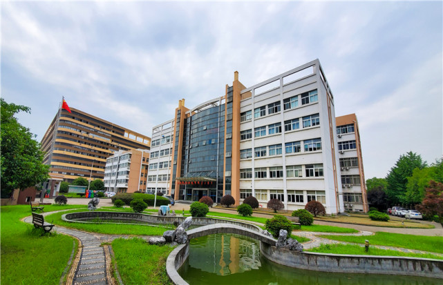 浙江三联专修学院创建于1993年,经浙江省教育厅批准成立,由杭州市教育
