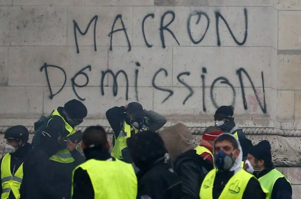 经济危机的先兆，欧元区大国先撑不住，马克龙称法国面临“牺牲”