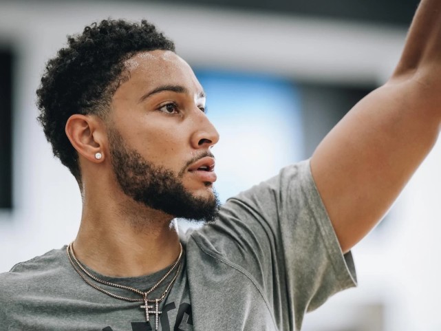 练习投篮?西蒙斯训练照出炉,美媒又晒其三分尴尬纪录_腾讯新闻