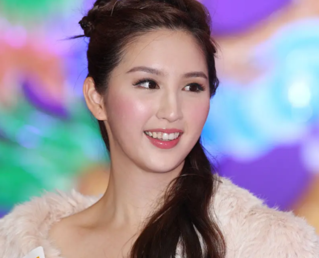 33岁港姐何傲儿秀身材!凹凸有致曲线完美,曾与大51岁富豪传绯闻