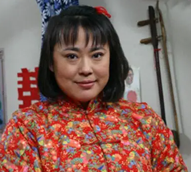 52岁演员李菁菁与90后丈夫离婚,患癌时不离不弃,疑将要人财两空