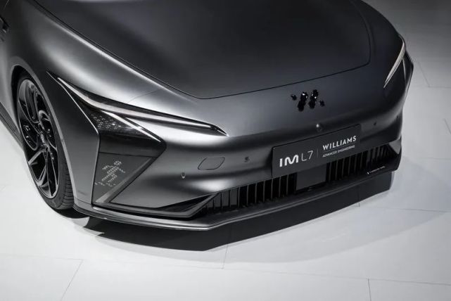 但实际是更高性能版和更具个性化的l7,与在售的l7相比,哑光灰色的车漆