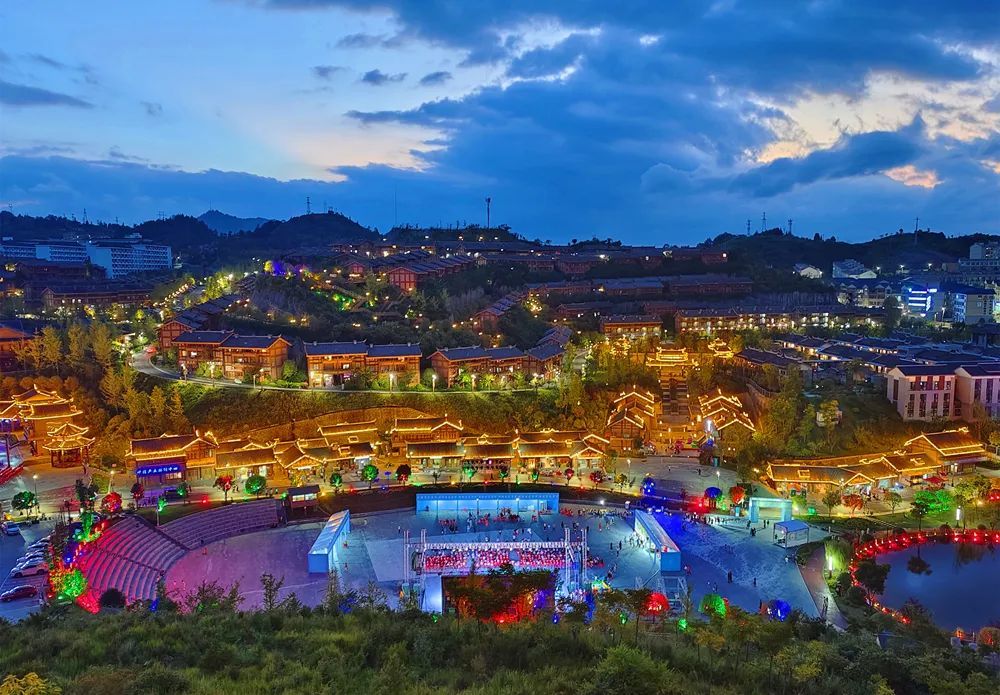 夜色下的阿妹戚托小镇流光溢彩美不胜收