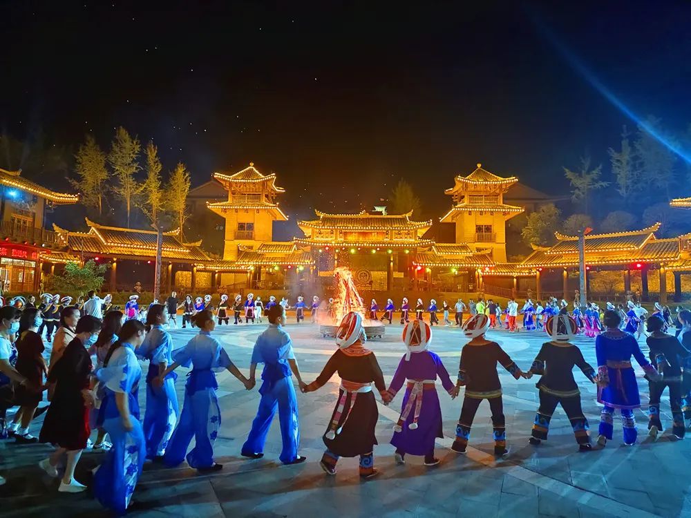 夜色下的阿妹戚托小镇流光溢彩美不胜收