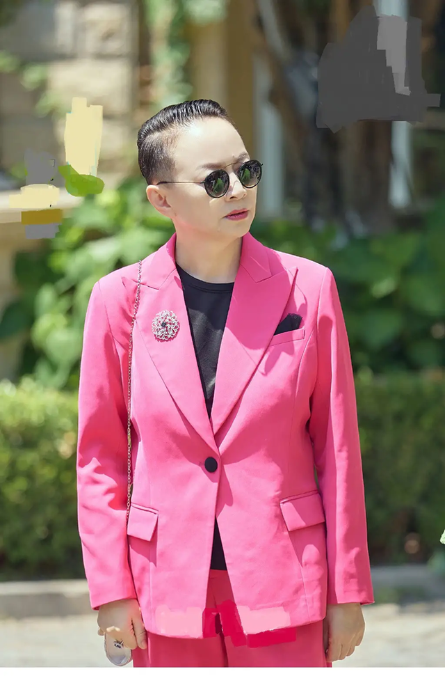 62岁宋丹丹在豪宅高调庆生!富豪老公罕见出镜,她穿吊带也太美了