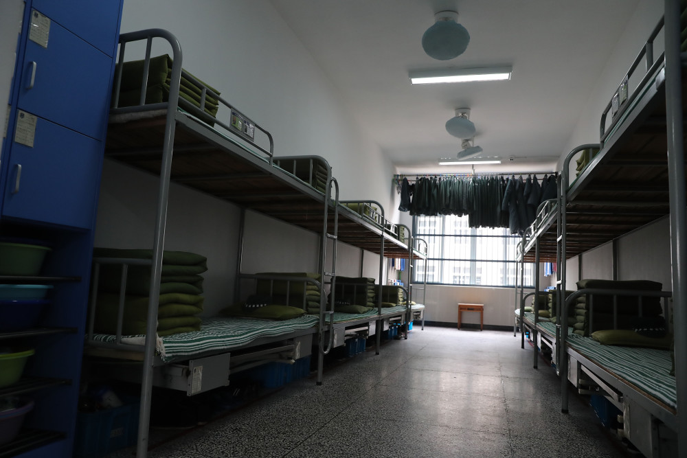 "比看守所好",中国的监狱一般8-12人一个房间,就像大学宿舍,老哥写道