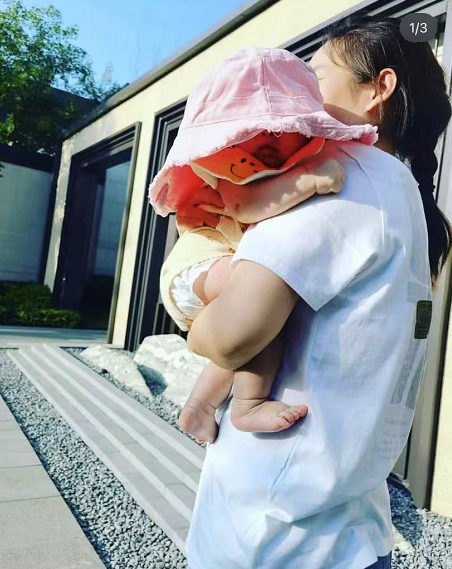 王彦霖晒带娃照,被女儿光脚踩脸仍宠溺对视,穿亲子装画风有爱