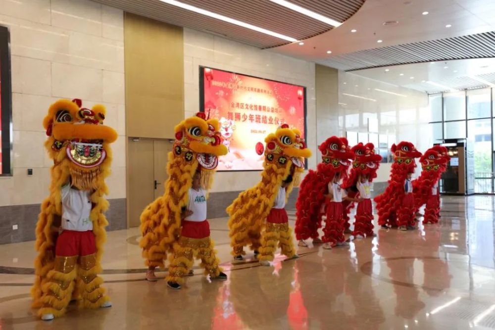 为弘扬岭南文化,让更多学生学会粤语,来自夏国璋世界狮王技艺培训展示