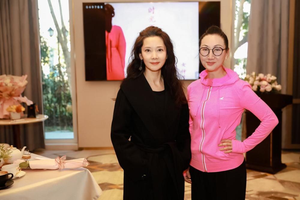 何赛飞大家都不陌生*一级演员,虽然现如今很少露面,但是姐姐的状态
