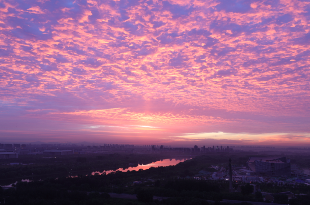 今早朝霞映红京杭大运河