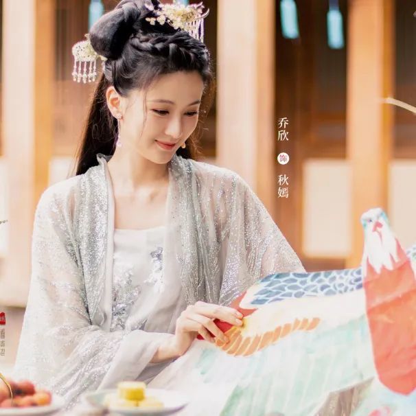 没看剧的人估计以为她的身份是青楼花魁.