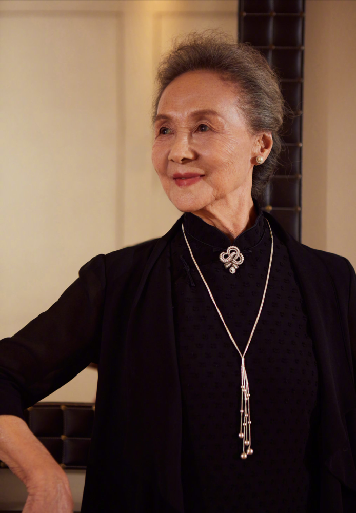 国民奶奶吴彦姝,以身示范,这样的首饰是可以穿越时间佩戴到老的