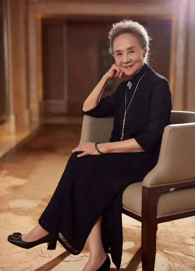 国民奶奶吴彦姝,以身示范,这样的首饰是可以穿越时间佩戴到老的