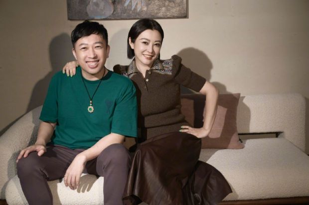 于正与20年好友郝蕾谈表演 二人靠背搭肩感情好_腾讯新闻