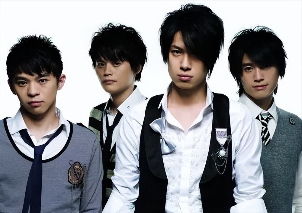 41岁男星黄少谷负债百万又失业,为生计兼职开出租车,儿子刚1岁_腾讯