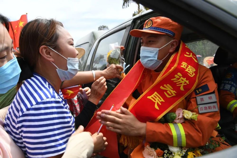 村民們不斷喊著