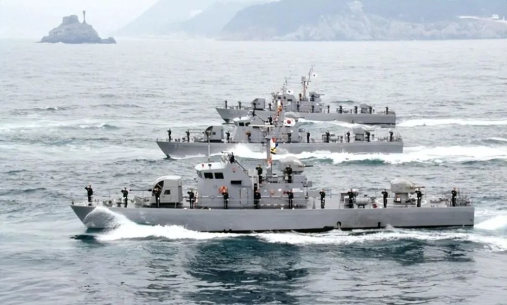 1978年,首批"虎头海雕"级炮艇开始装备韩海军.