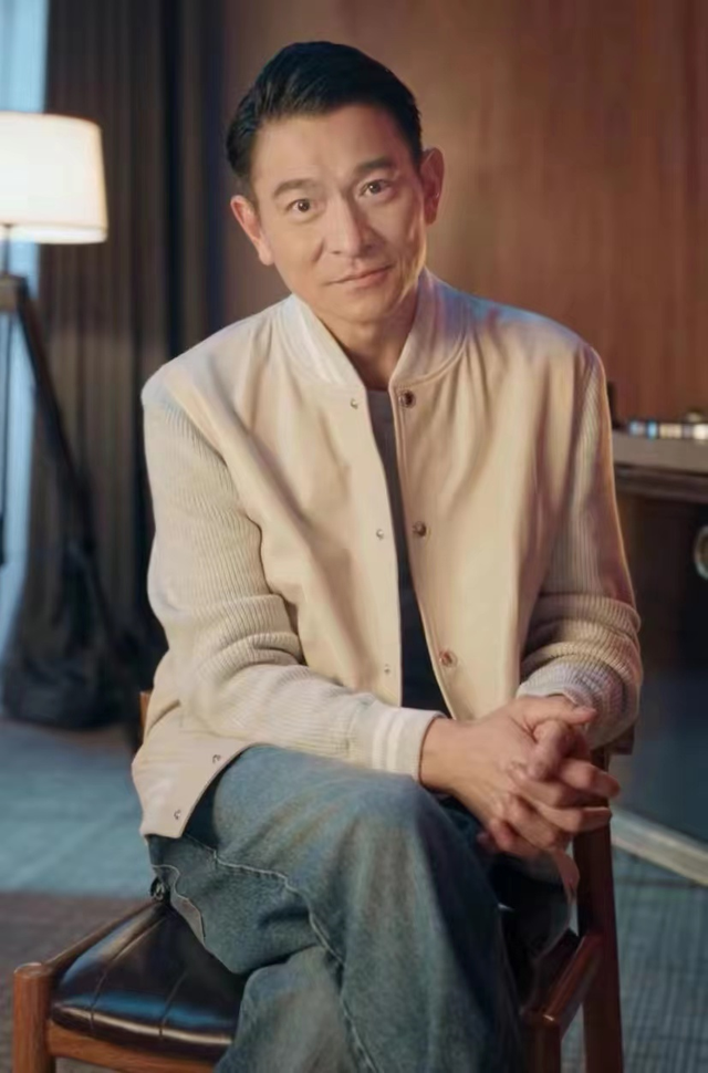 60岁刘德华工作显疲态!身形佝偻常年吃素,上车不忘和粉丝比耶