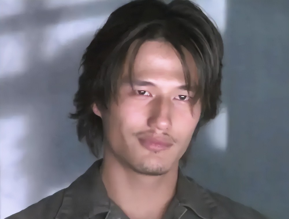 47岁港星尹子维长居内地!吃牛扒喝红酒太享受,被赞普通话说得好插图9