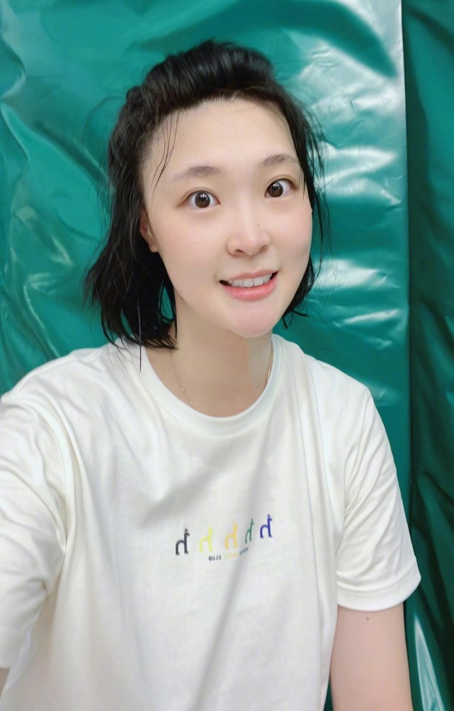 惠若琪为事业"太拼",球馆翻新亲力亲为,满脸汗珠素颜自拍