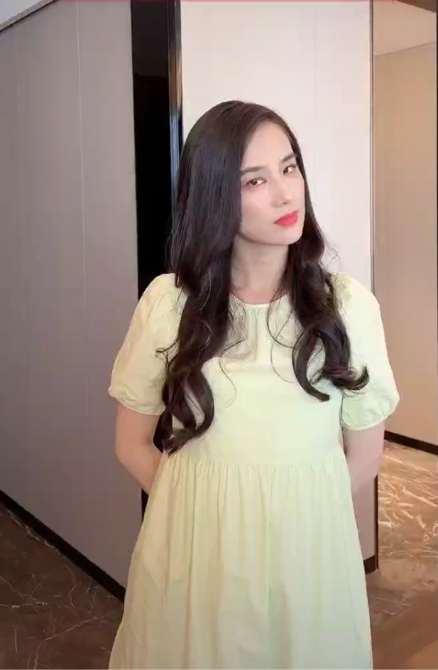 39岁黄圣依疑怀孕,穿孕妇装也难掩凸起小腹,网友猜测其为杨子拼三胎