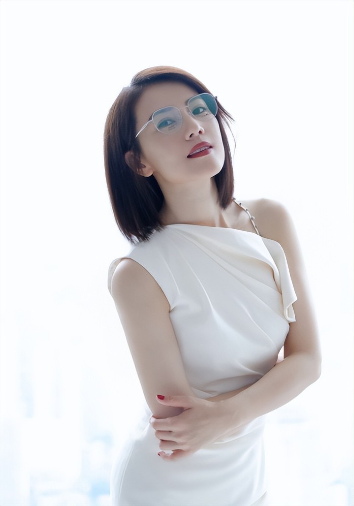 放弃你的"大妈卷"吧,女人40岁后更适合这5款发型,减龄有气质插图3