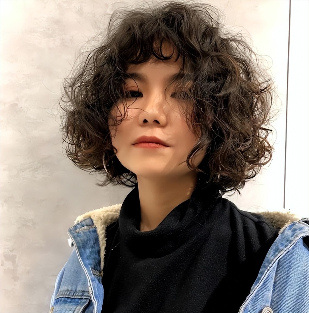 放弃你的"大妈卷"吧,女人40岁后更适合这5款发型,减龄有气质插图6