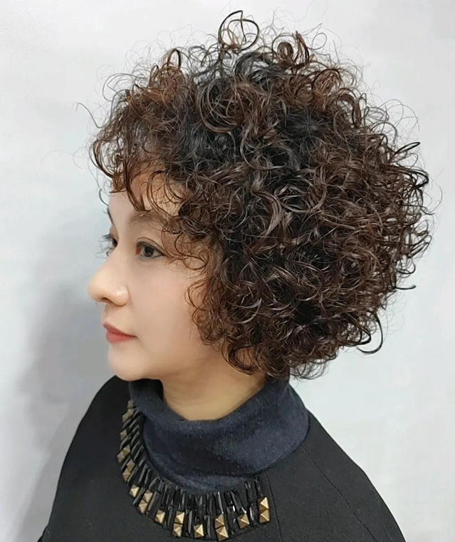 放弃你的"大妈卷"吧,女人40岁后更适合这5款发型,减龄有气质插图8