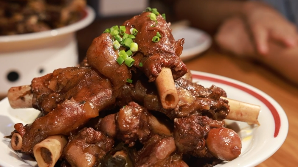 羊拐筋上面的肉也不多但"筋头"不少吃起来又是另一种味道接下来请您