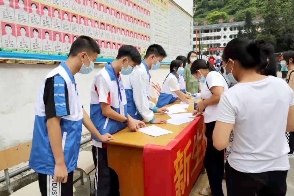 奋进美好新时代 放飞梦想展未来——凌云县第二中学2022年秋季学期