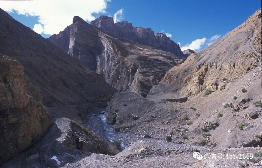 西藏阿里萨让大峡谷的红苹果