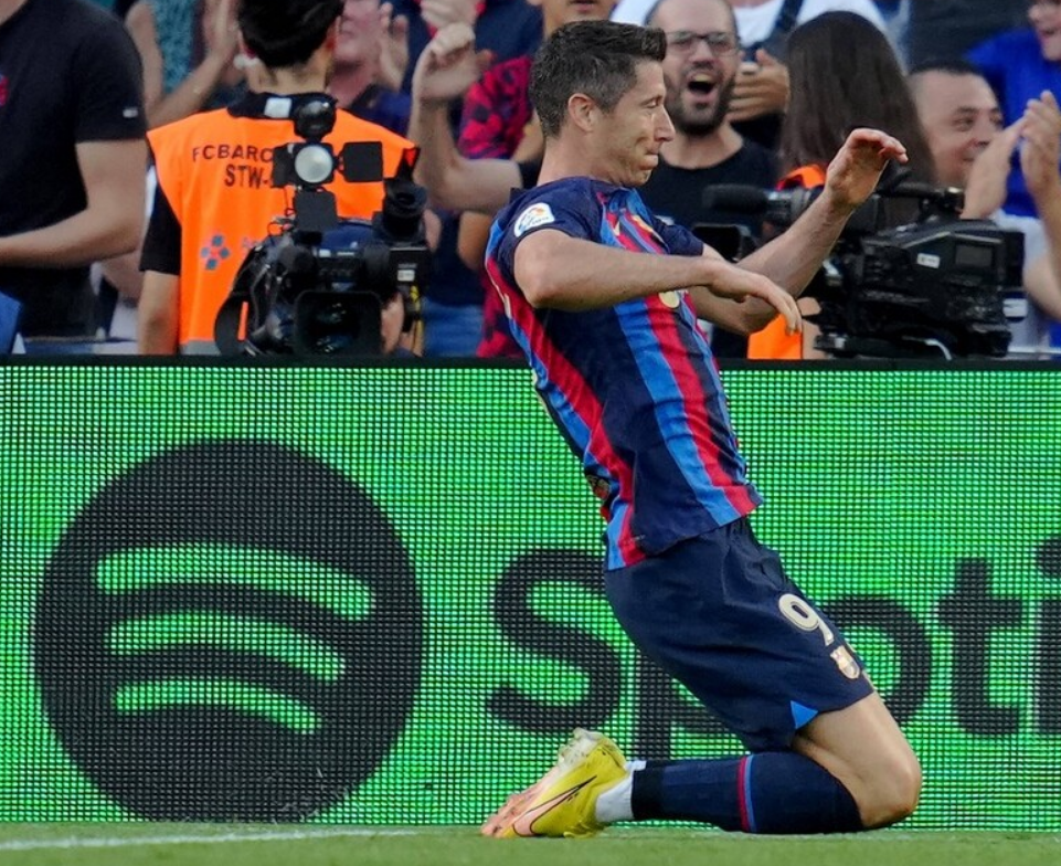 40横扫两连胜莱万梅开二度滑跪庆祝8万多球迷现场见证