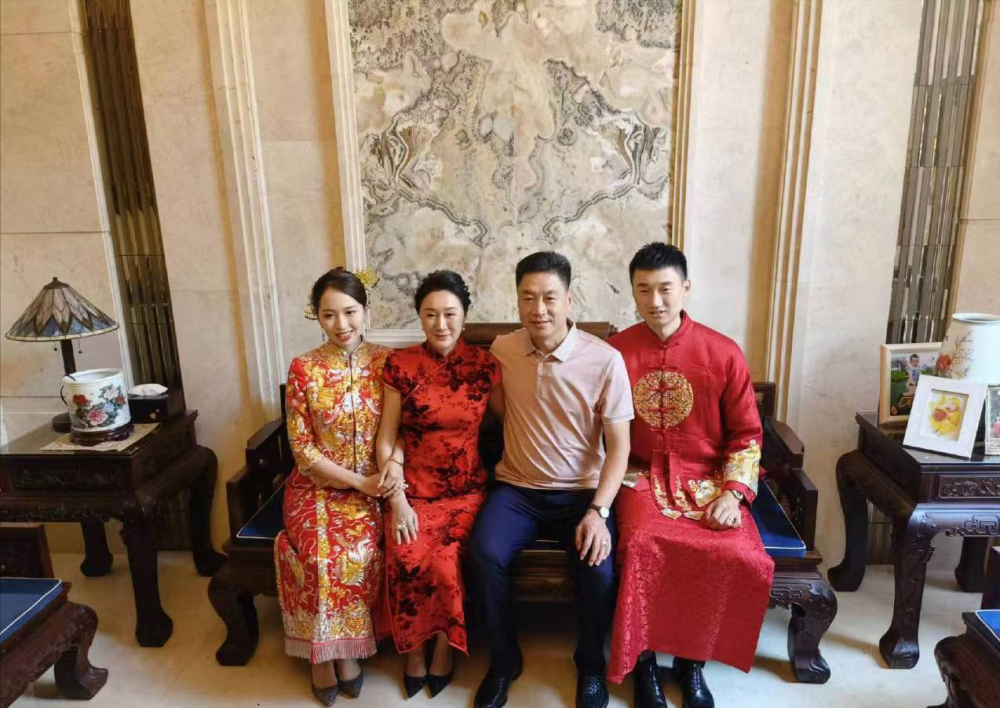 李京龙大婚!两岁宝宝成见证者,父亲李春江受追捧,母亲气质佳-腾讯新闻