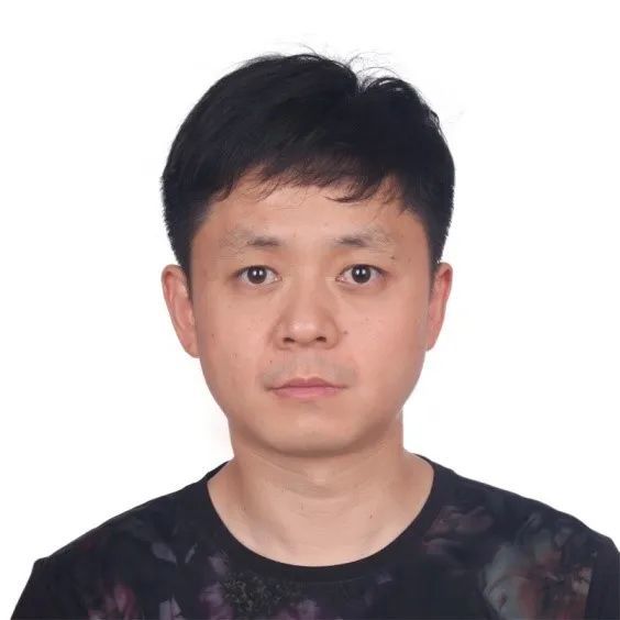 杨庆祥,男,1980年生,原籍安徽省安庆市宿松县.