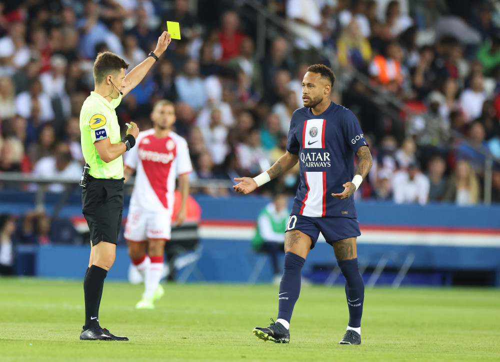 8月28日,裁判向内马尔出示黄牌.新华社记者 高静 摄