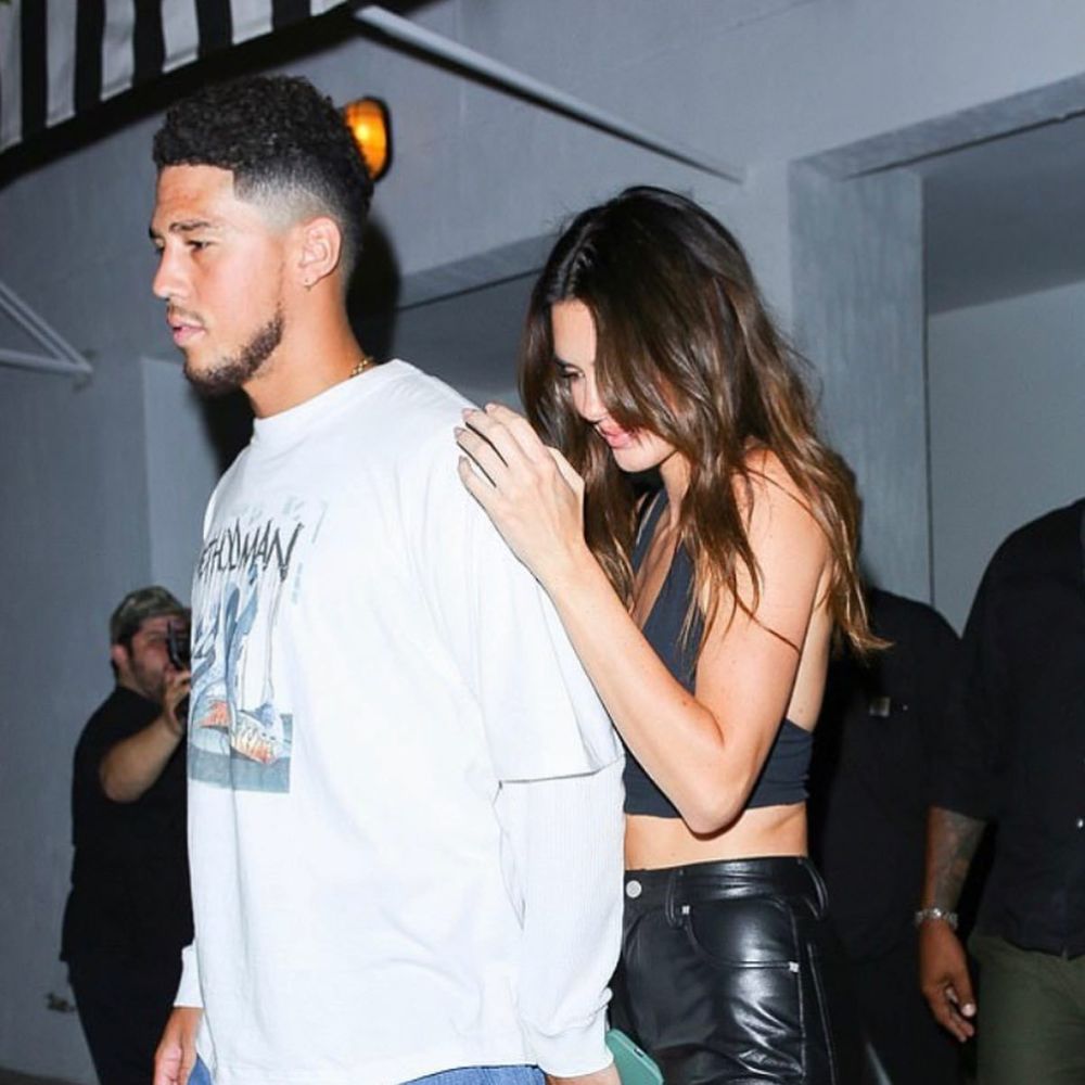 布克詹娜好莱坞餐厅约会,肯豆吊带背心害羞,躲男友身后小鸟依人_腾讯