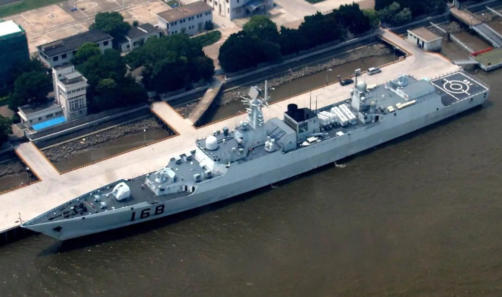 2004年服役的052b型驱逐舰,是中国海军在早期的052型和051b型驱逐舰上