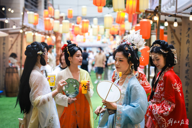 穿着汉服逛这个虹桥的国风市集,一不小心就穿越回了"盛唐"……_腾讯