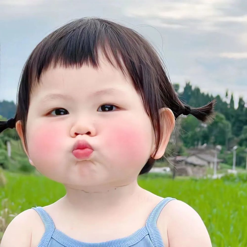 感觉她只比怀里瓶子大了一圈,敷着纸做的"面膜"躺在床上也太幸福了.