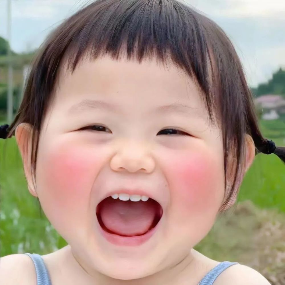 感觉她只比怀里瓶子大了一圈,敷着纸做的"面膜"躺在床上也太幸福了.