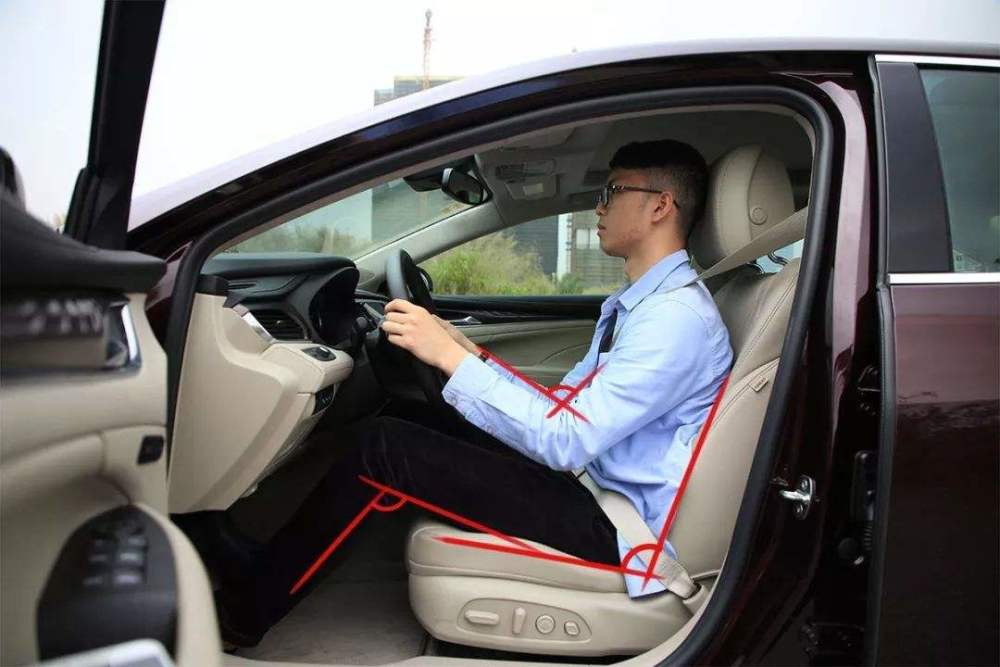 轿车的坐姿更低,前排驾驶员座椅设计更加符合人体力学.