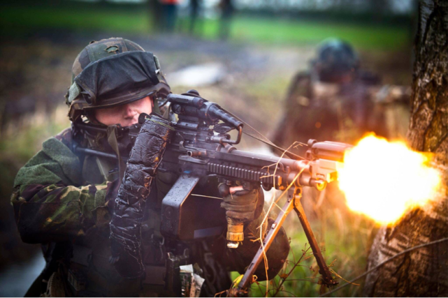 突发美枪手一言不合就拔枪射击3名荷兰特种兵瞬间倒在血泊中